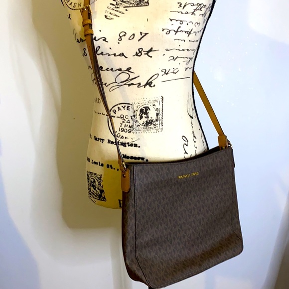 MICHAEL KORS JET SET TRAVEL MESSENGER BAG - Picture 2 of 13